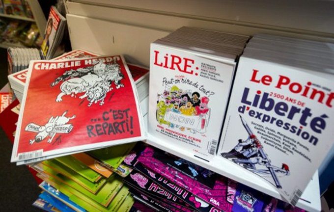 Charlie Hebdo publikuje rysunki na temat Chóru Aleksandrowa. Rosyjskie ministerstwo obrony reaguje