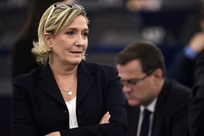 Francja: z Marine Le Pen mogą wygrać dwaj kandydaci