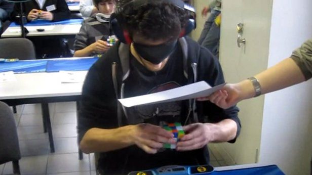 Ile czasu potrzeba na ułożenie kostki Rubika z zamkniętymi oczami? [wideo] 1