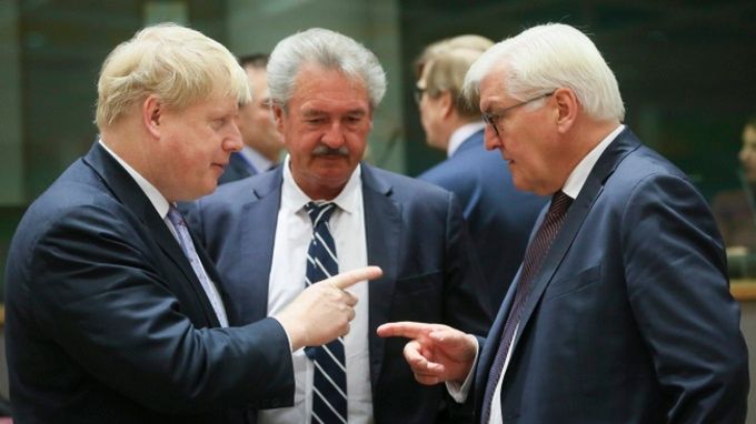 Ministrowie spraw zagranicznych państw Unii Europejskiej: Boris Johnson, Jean Asselborn, Frank-Walter Steinmeier.