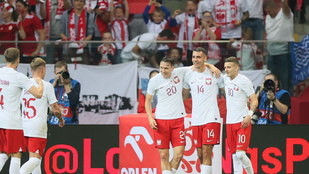 Piłkarze reprezentacji Polski: Piotr Zieliński (L), Jakub Kiwior (C) i Sebastian Szymański (P) cieszą się z gola