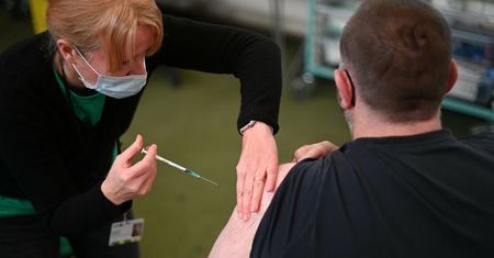 Szczepionka chroni przed Omikronem? Pfizer wydał komunikat