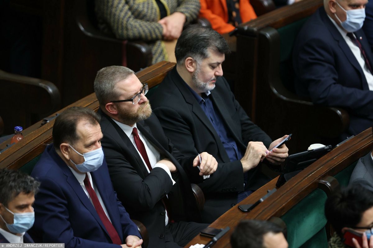 Grzegorz Braun na sali obrad Sejmu w piątek 17 grudnia 2021 roku 
