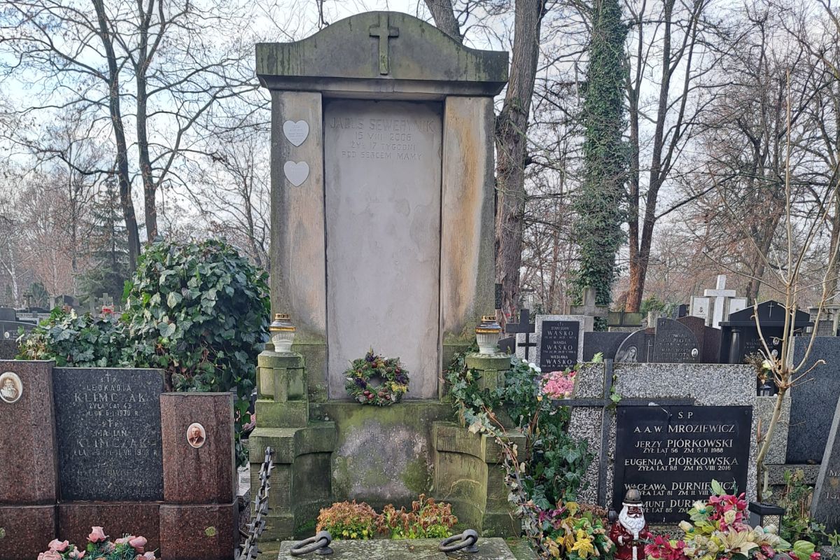 Najsłynniejszy grób serialowy. Tę rodzinę zna cała Polska