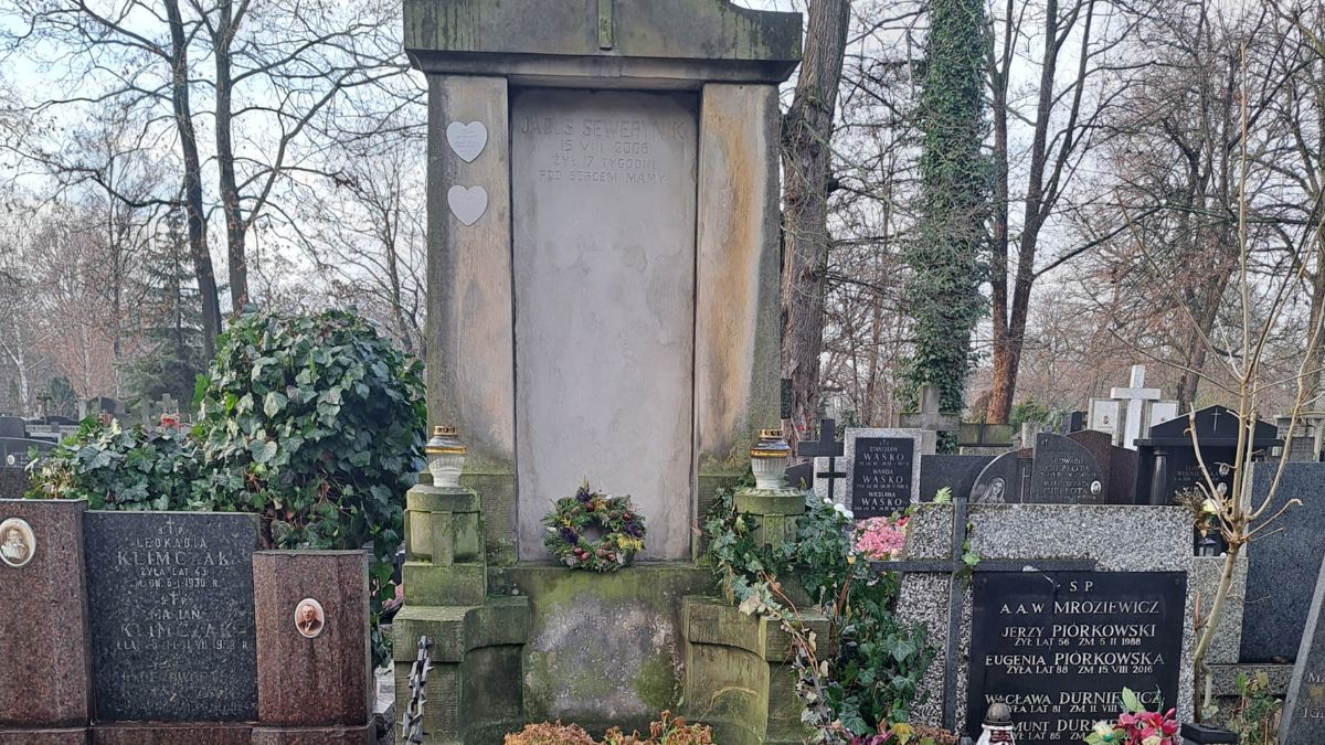 Grób, który posłużył jako grób rodziny Lubiczów w serialu "Klan"