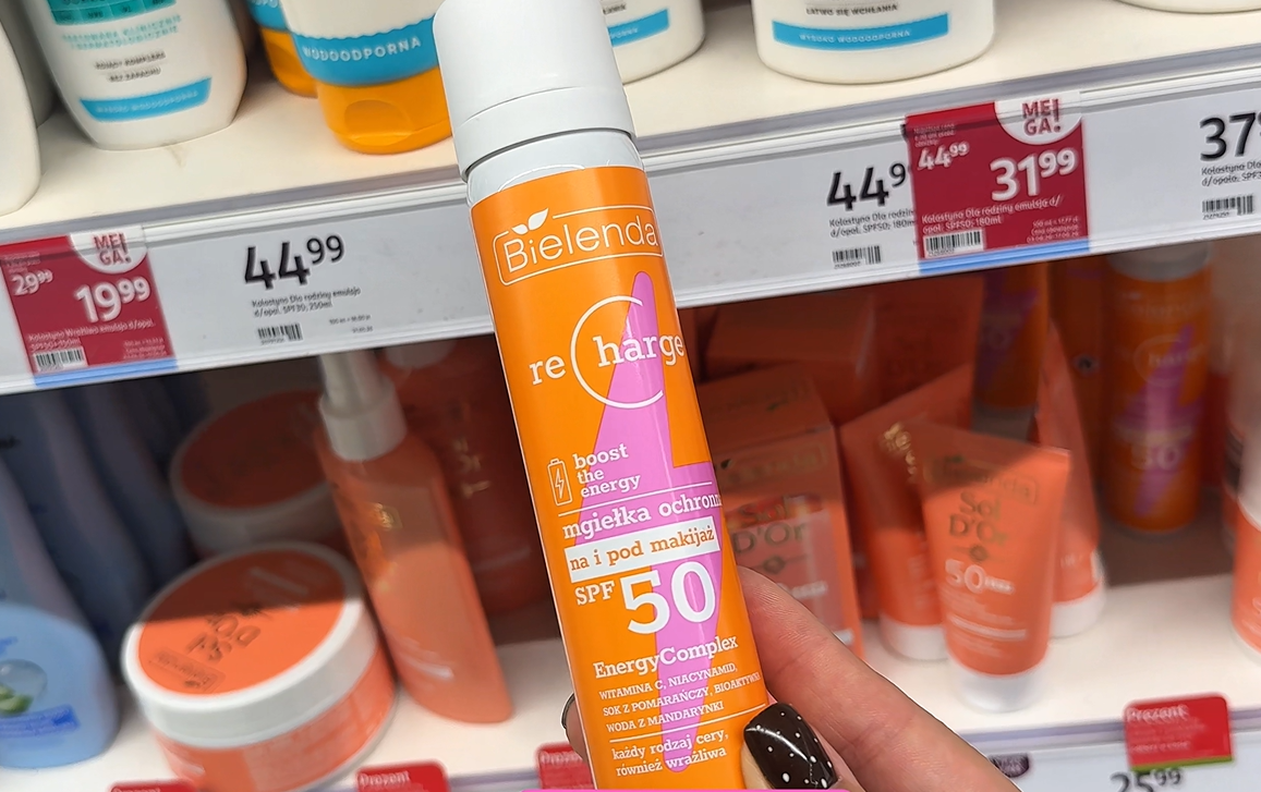 SPF z Rossmanna poniżej 50 zł. Pokazała polecane produkty