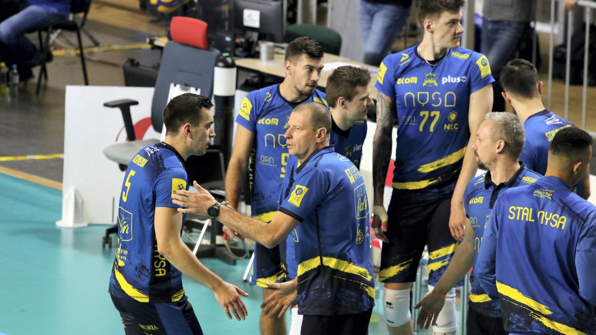 PAP / Krzysztof Świderski / Na zdjęciu: siatkarze Stali Nysa i trener Krzysztof Stelmach