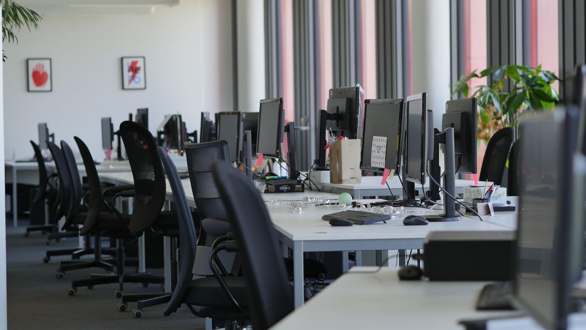 Puste biuro po zwolnionych pracownikach