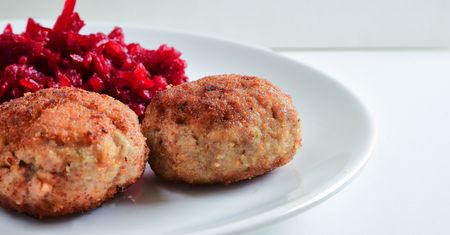Babcia zawsze dodaje do kotletów mielonych. Są soczyste w środku i idealnie chrupiące na zewnątrz