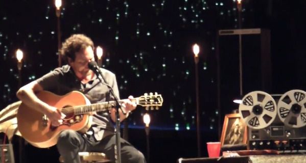 Eddie Vedder śpiewa w miasteczku Twin Peaks