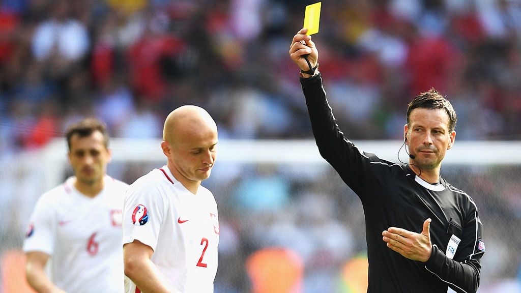 Getty Images / Laurence Griffiths / Na zdjęciu: Mark Clattenburg pokazuje żółtą kartkę Michałowi Pazdanowi