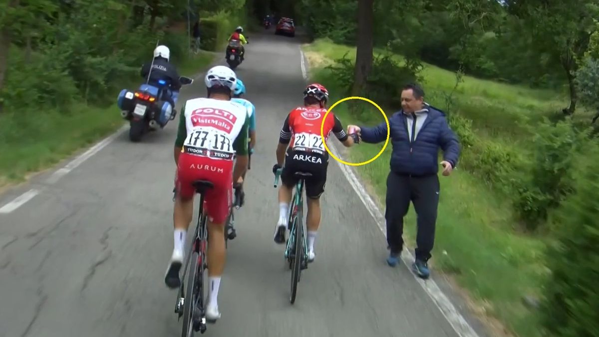   / Eurosport / Giosue Epis sięgający po puszkę coli od jednego z kibiców