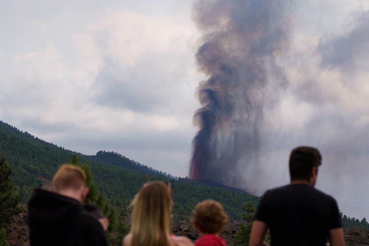 Turyści obserwują wybuch wulkanu