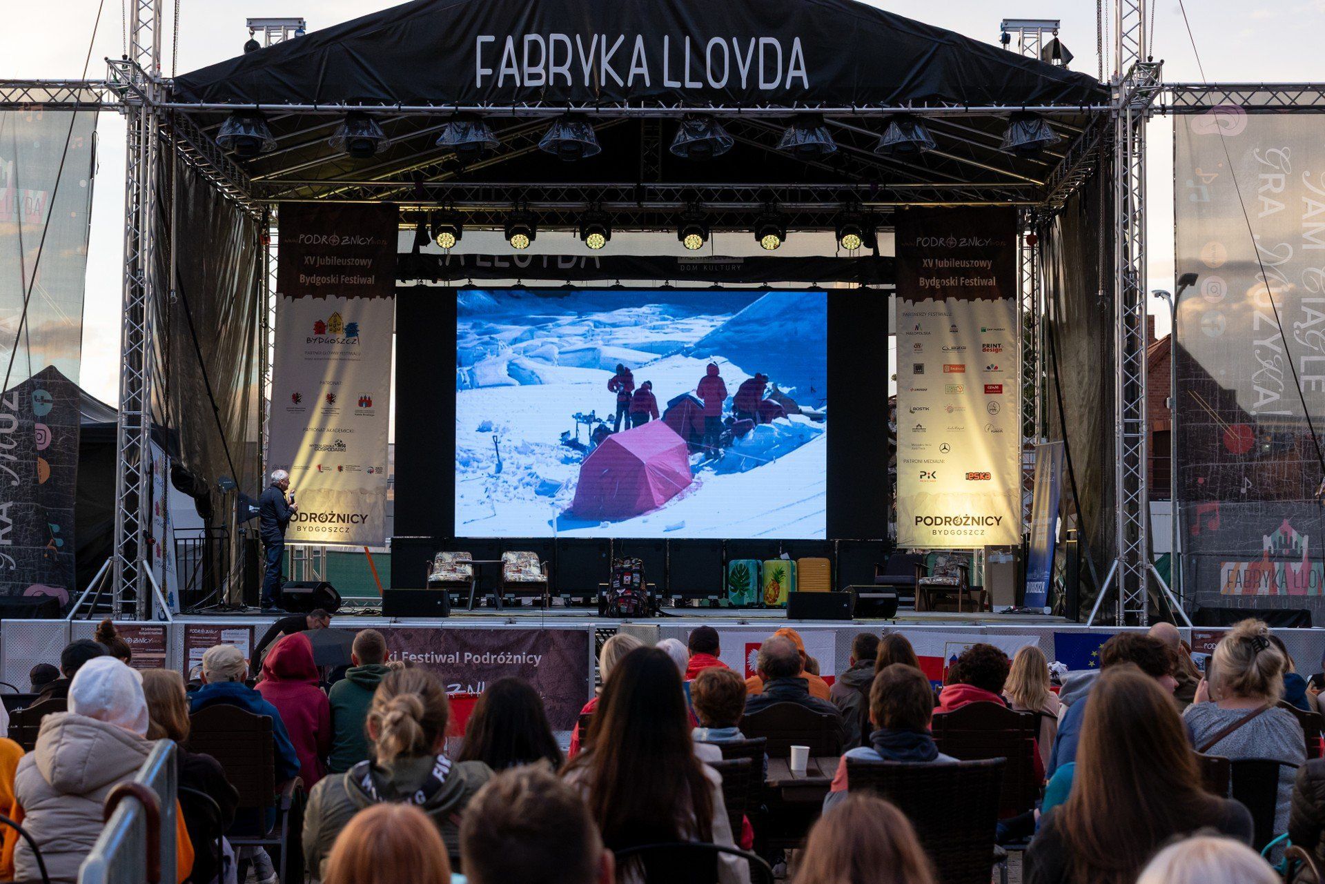W piątek wieczorem w ramach Festiwalu &#34;Podróżnicy&#34; z bydgoszczanami, którzy przyszli do Fabryki Lloyda Plenerowo spotkali się giganci wypraw wysokogórskich. Najpierw z prelekcją &#34;45 lat od zdobycia zimowego Everestu&#34; wystąpił Krzysztof Wielicki.Potem o tym, co to znaczy filmować w najwyższych górach na ziemi opowiedział Oswald Rodrigo Pereira.