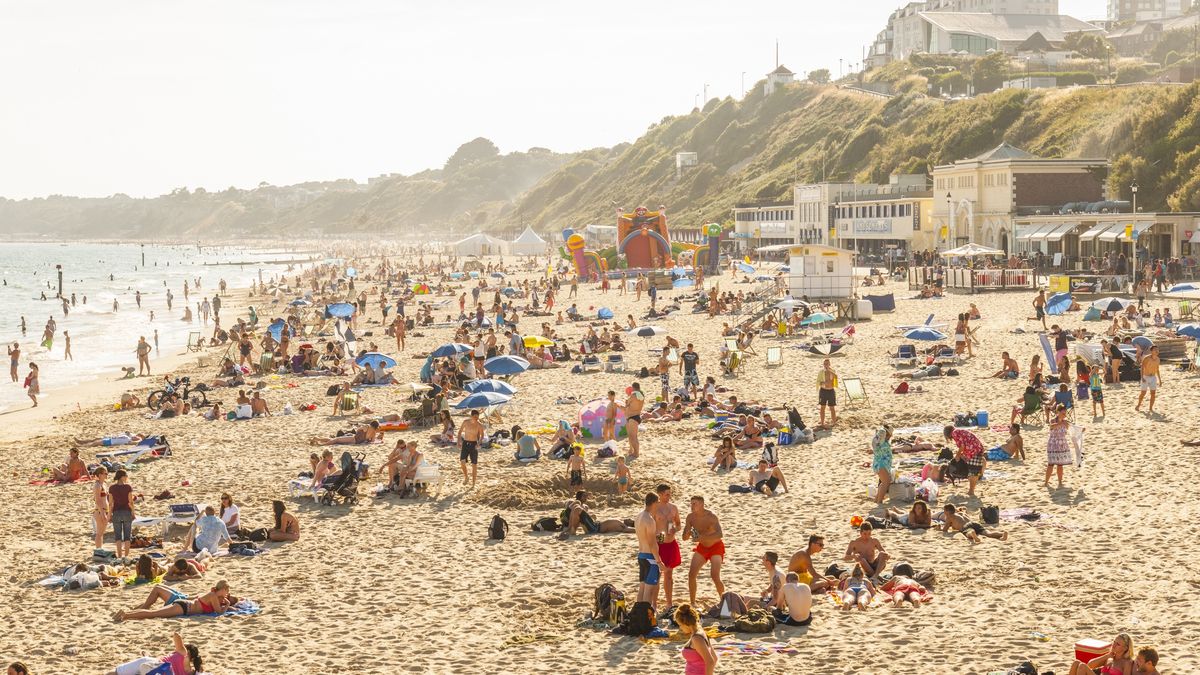 Nastolatka została zgwałcona na tłumnej plaży. 