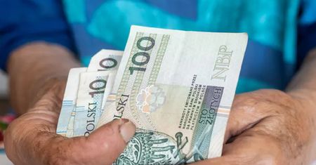Emeryci i renciści są wściekli. Dostaną mniej pieniędzy