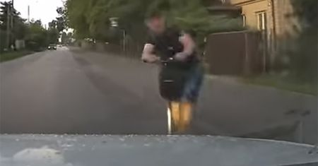 Kompletnie pijany wjechał na hulajnodze pod samochód. Nagranie z Mazowsza