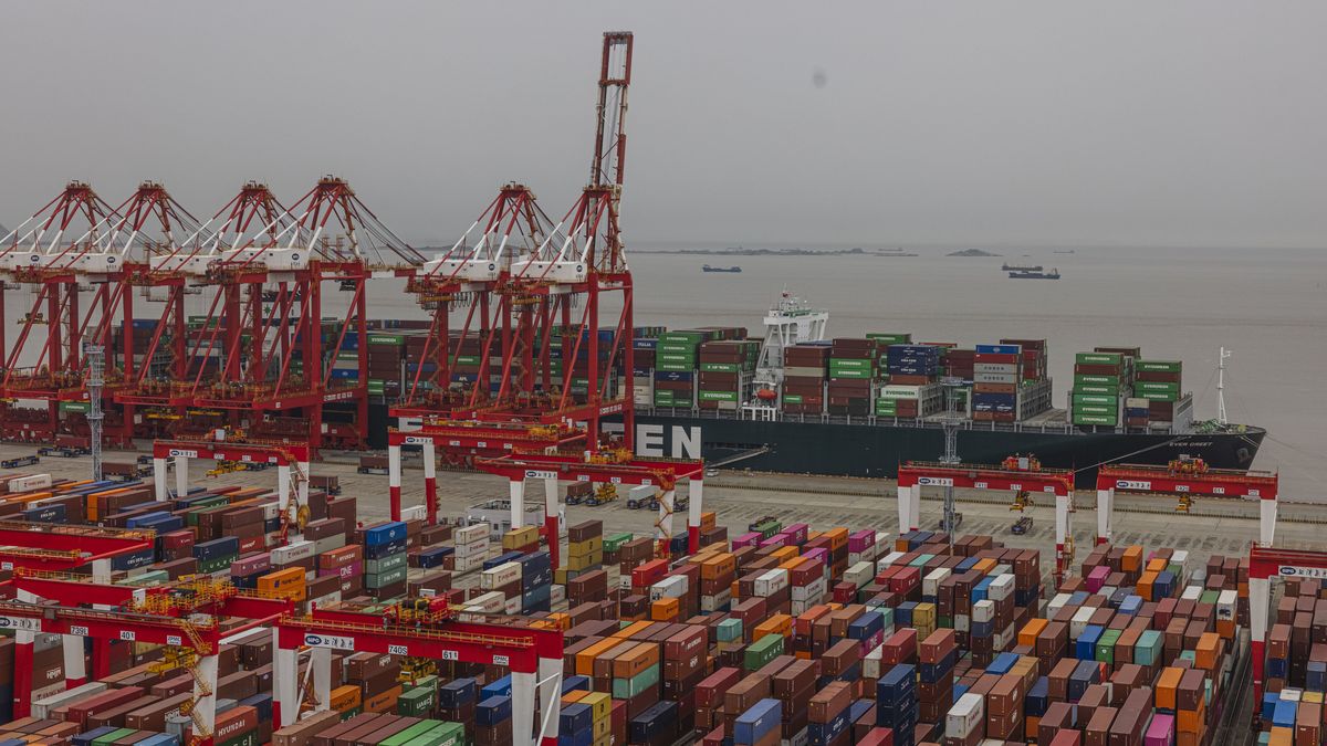 W chińskich portach rosną hałdy kontenerów. Już dziś wiadomo, że te zatory popsują nam świąteczne zakupy.