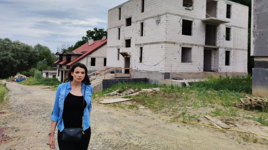 Pani Agnieszka miała odbierać właśnie mieszkanie. Budowa została jednak wstrzymana, a ona musi spłacać kredyt.