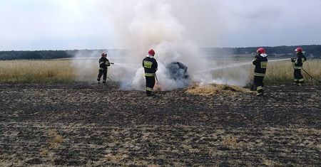 Podczas prasowania zapaliła się słoma. Ogień strawił okoliczne pola