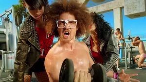 Z największych scen na tenisowy kort. Redfoo chwycił za rakietę