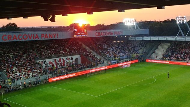 Zachód słońca nad Krakowem widziany ze stadionu Cracovii