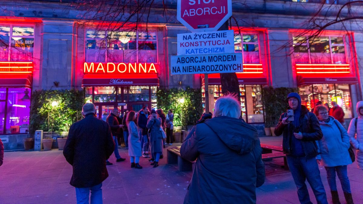 Warszawa. 02.03.2024 Rozaniec przed restauracja Madonna na pl. Konstytucji