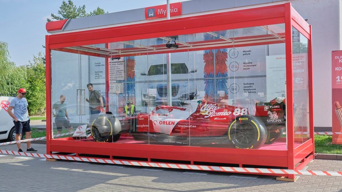 Bolid Alfa Romeo Formuły 1 na stacji paliw Orlen przy ul. Głębokiej w Lublinie