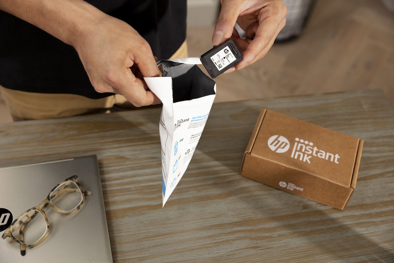 Przesyłka od HP Instant Ink. Otrzymujesz nowy tusz/toner. Odsyłasz zużyte opakowanie. 