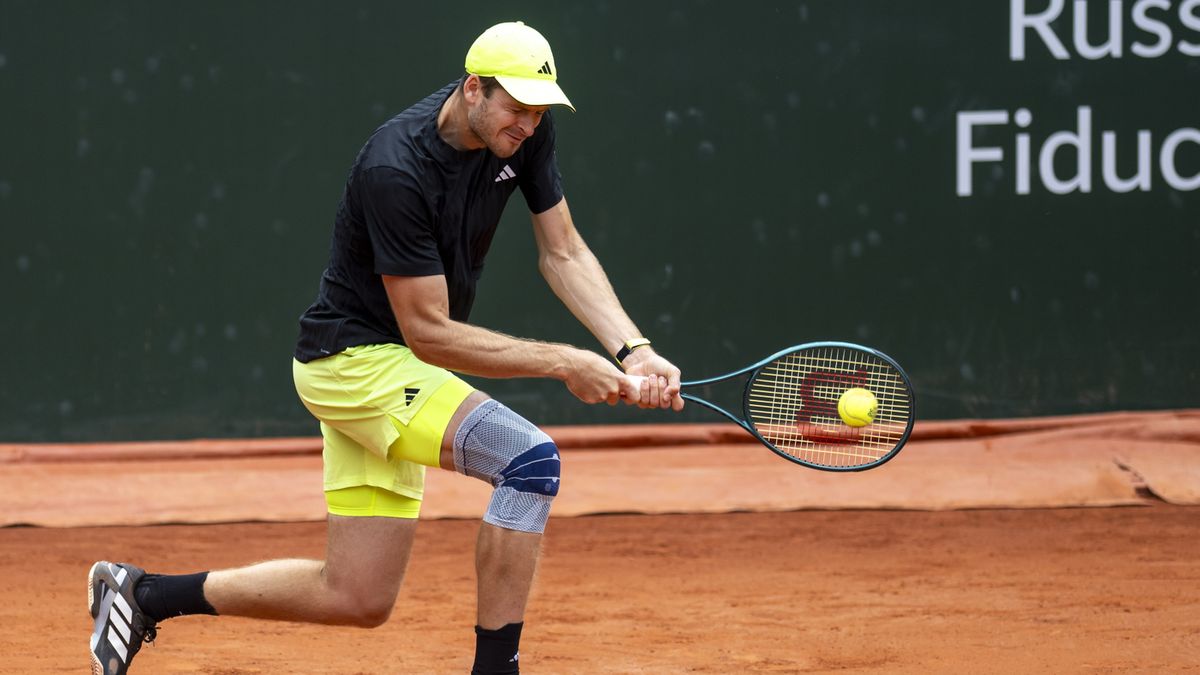 PAP/EPA / Martial Trezzini / Hubert Hurkacz w turnieju ATP w Genewie
