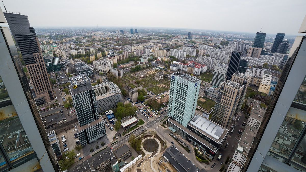 Centrum Warszawy biurowcami stoi. Część z nich należy do PHN