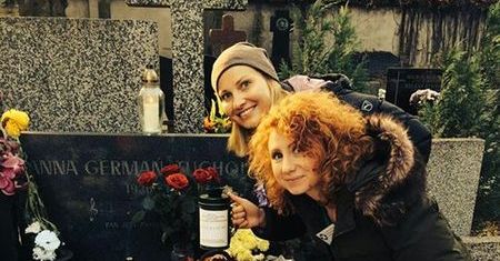 "Blondynka": radosna Moro pozuje nad grobem Anny German. Fani oburzeni!