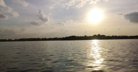 Utonął 41-letni mężczyzna. Według relacji świadków, wcześniej pił alkohol nad brzegiem zalewu