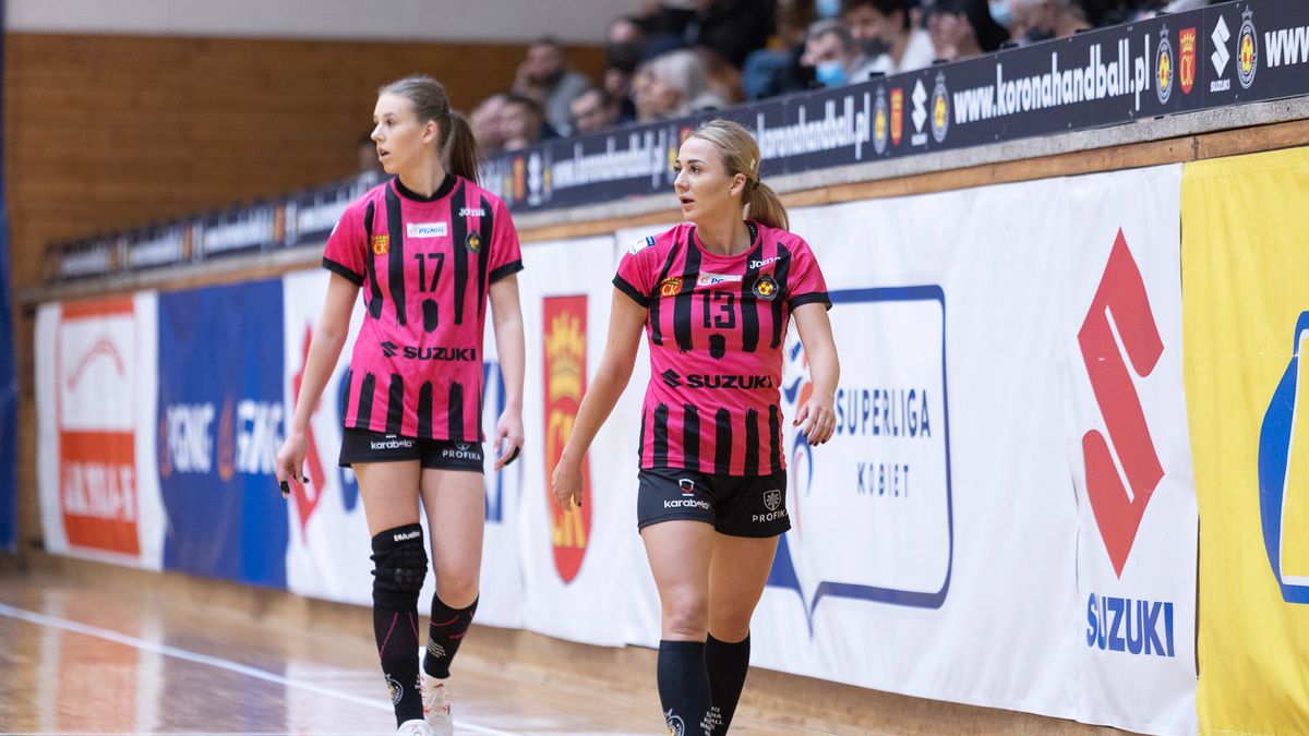 Materiały prasowe / PGNiG Superliga Kobiet/Suzuki Korona Handball Kielce / Na zdjęciu: Magda Więckowska i Wiktoria Gliwińska