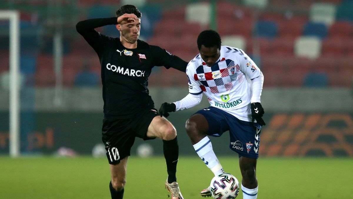 piłkarz drużyny Górnik Zabrze Alasana Manneh (z prawej) i Pelle van Amersfoort (z lewej) z zespołu Cracovia 