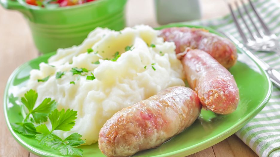 Nie masz pomysłu na obiad? Podaj białą kiełbasę duszoną w winie