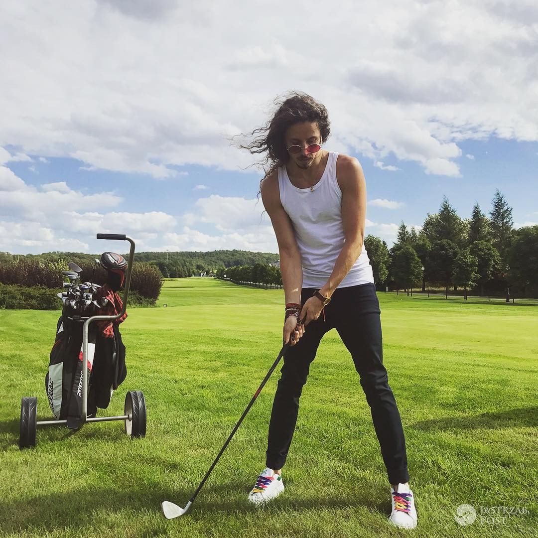 Michał Szpak uczy się grać w golfa