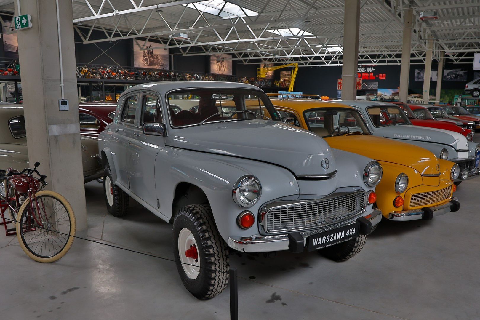 Muzeum Motoryzacji Wena w Oławie to największe prywatne muzeum motoryzacyjne w Polsce i jedno z największych w Europie Środkowej. Na powierzchni 7 tys. mkw. zobaczyć można imponującą kolekcję blisko 300 zabytkowych samochodów, 150 motocykli oraz 100 rowerów. Ekspozycja obejmuje pojazdy z różnych epok, od klasyków przedwojennych po ikony PRL-u, takie jak Fiat 126p czy Mercedes-Benz W113 „Pagoda” .