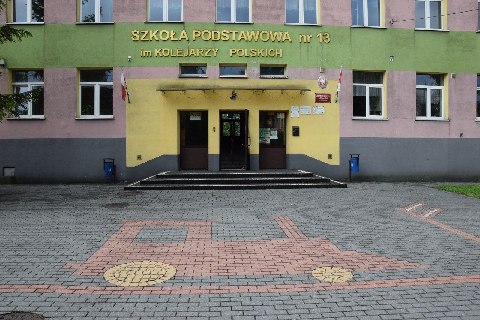 Piękny polonez na zakończenie roku szkolnego w Szkole Podstawowej nr 13 w Zduńskiej Woli