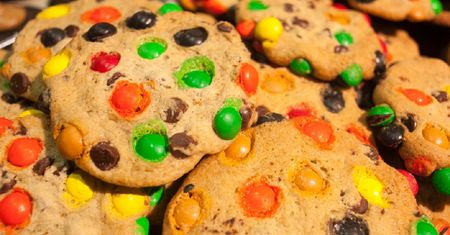 Przepis na ciastka z M&M'sami. Pomysł na słodką przekąskę w 30 minut