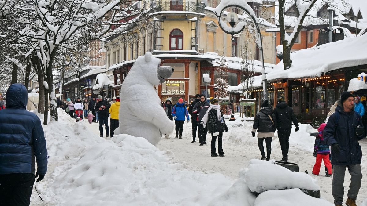 Zakopane zasypane ?niegiem
Fot. Pawel Murzyn/East News, Zakopane, 05.02.2023. Sroga zima w Zakopanem. W Tatrach ogloszono czwarty stopien zagrozenia lawinowego i zamknieto szlaki w TPN. N/z Krupowki.
Pawel Murzyn