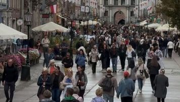 Tłumy w polskim mieście. Rzeka ludzi na ulicach