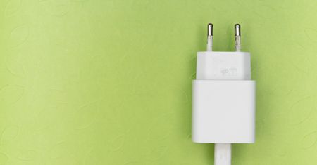Smartfony sprzedawane bez ładowarek? Trochę na to... za późno (opinia)