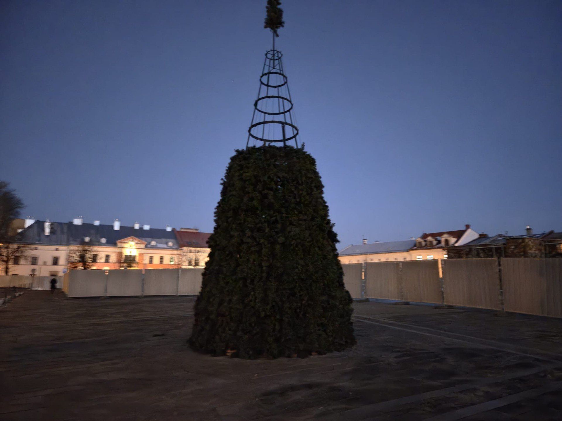 Coraz bliżej święta. Na rynku w Olkuszu trwa montaż choinki