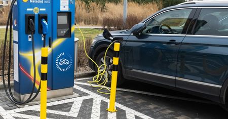 Zbliża się koniec pewnej epoki? Lidl instaluje płatne ładowarki aut elektrycznych