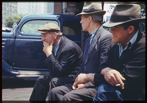 Nowojorscy włóczędzy (!) siedzą na ławce, 1941 r. © Charles W. Cushman