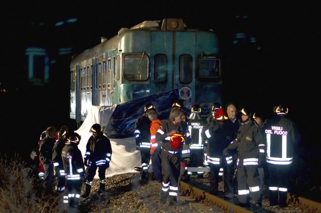 Pociąg uderzył w samochód. 6 osób nie żyje