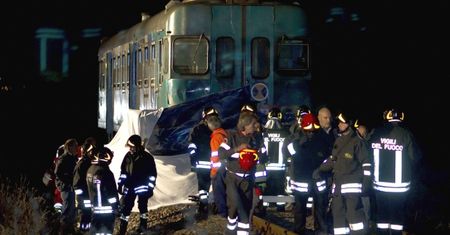 Pociąg uderzył w samochód. 6 osób nie żyje