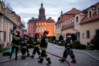 Pożar w zamku Książ. Płone dach kompleksu