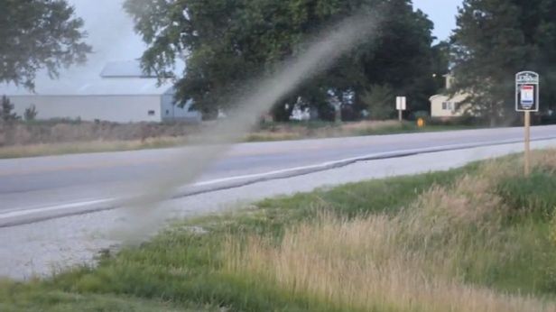 Takiego tornada jeszcze nie widzieliście [wideo] 1